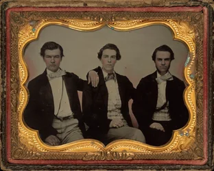 Portrait de trois jeunes hommes