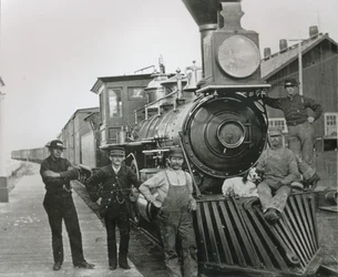 Un train de marchandises du chemin de fer Central Pacific avec l