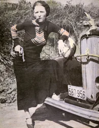 Bonnie Parker posant « dure » avec un pistolet et un cigare, vers 1934