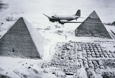 C-47 survolant les pyramides d