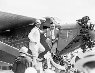 Le capitaine et Mme P Erwin lors du dévoilement de Dallas Spirit à Love Field, 6 août 1927