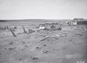 Voiture et machines agricoles enterrées par la poussière et le sable, Dallas, Dakota du Sud