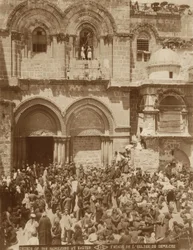Église du Saint-Sépulcre, Jérusalem, avec la cour bondée de pèlerins rassemblés pour Pâques, 1898-1911