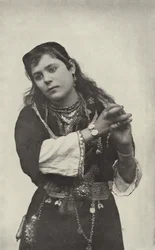 Danseuse dans la rue du théâtre du Caire
