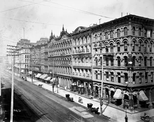 Côté est de State Street regardant vers le nord depuis Madison Street, Chicago, vers 1878