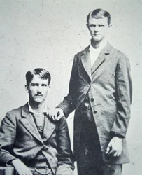 Frank (1843-1915) et Jesse James (1847-82) vers 1870