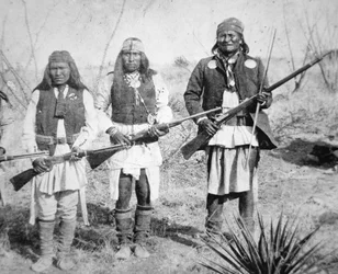 Geronimo et trois de ses guerriers Apaches
