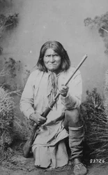 Geronimo tenant un fusil, 1884