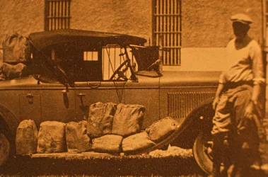 Jambons - paquets de six bouteilles dans de la paille et du papier pour rembourrage en toile de jute, pendant la Prohibition