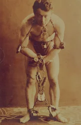 Harry Houdini enchaîné, vers 1899