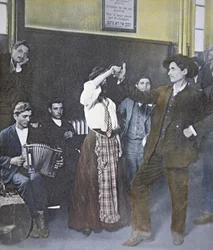 Immigrants dansant une danse folklorique sur Ellis Island, port de New York
