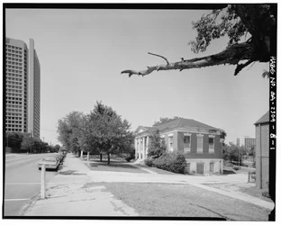 Dans le contexte, du sud vers le nord, le long de Luckie Street. - Clark Howell Homes, Anne Wallace Branch Carnegie Library, 538 Luckie Street, Atlanta, comté de Fulton, GA