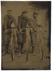 Marshall Walters "Major" Taylor et des coureurs cyclistes, v. 1899 (photo)