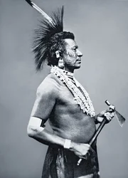 Guerrier de la tribu Osage avec une pipe tomahawk, vers 1875