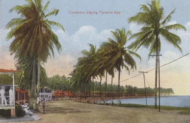 Canal de Panama, chaussée bordant la baie de Panama (photo couleur)