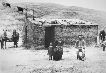 Famille pionnière avec leur maison en terre, Nebraska
