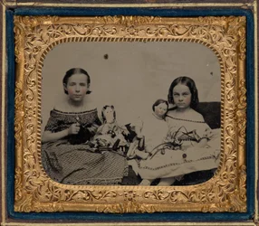 Portrait de deux jeunes filles avec des poupées, v. 1860 (photo)