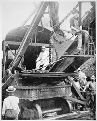 Le président Theodore Roosevelt dans une énorme pelle à vapeur au Culebra Cut pendant le creusement du canal de Panama, novembre 1906 (photo n/b)