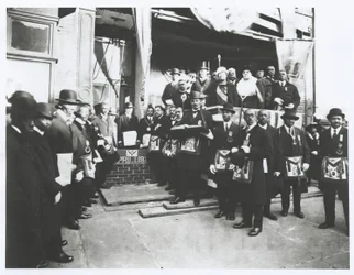 Schomburg parmi les Maçons et les Odd Fellows à la pose de la première pierre du Temple Ionique
