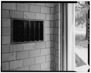 Détail de carreaux et de moulures avec fentes pour le courrier, entrée typique de cage d