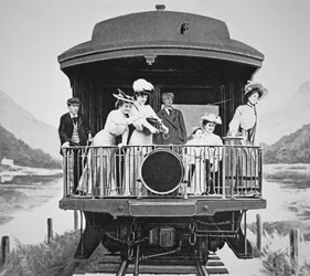 Touristes prenant des photos panoramiques depuis la plateforme d