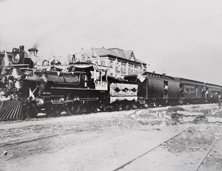 Train avec drapeaux