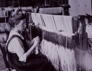 Industrie textile américaine, opérateur textile dans une filature de coton du Massachusetts, vers 1900 (photo en noir et blanc)