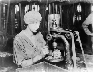 Femme fraisant un trou de tube de détonateur et remplissant un trou dans une grenade à main chez Westinghouse Electric & Mfg. Co., East Pittsburgh, Pa., pendant la Première Guerre mondiale, 1914-18
