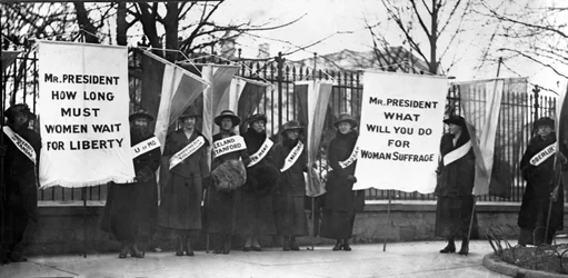 Femmes suffragistes manifestant devant la Maison Blanche, Washington DC, pub. 1917