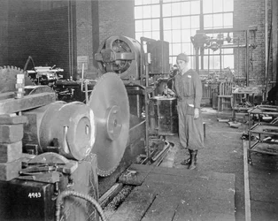 Femmes travaillant dans une usine pendant la Première Guerre mondiale, c.1917