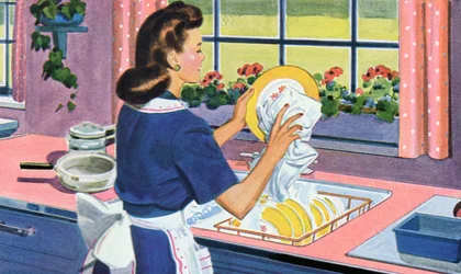 Une ménagère des années 1940 fait la vaisselle dans sa cuisine de rêve