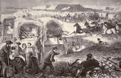 Un train de chariots formé en corral sur l