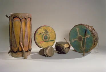Une collection de tambours amérindiens