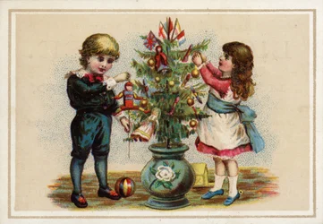 Enfants décorant un petit sapin de Noël