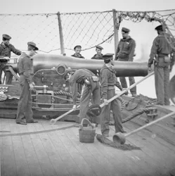 Marins fédéraux manœuvrant un canon Dahlgren de 9 pouces