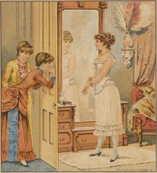 Dame admirant son reflet dans le miroir en sous-vêtements