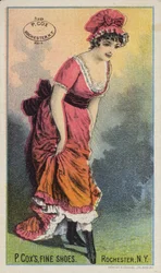 Dame avec un bonnet admirant des bottes