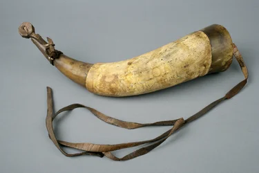 Corne à poudre avec sangle et bouchon, 1773 (corne, bois, cuir et métal)