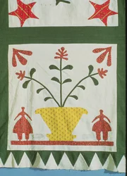 Détail de courtepointe montrant des figures et des fleurs