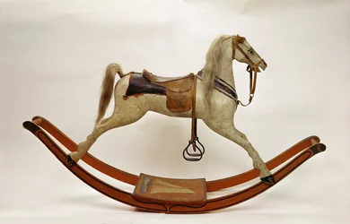 Cheval à bascule (bois et cuir)