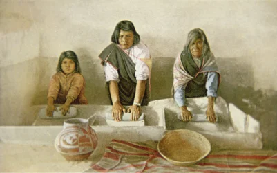 Femmes moulant du maïs, Pueblo de Laguna, vers 1905