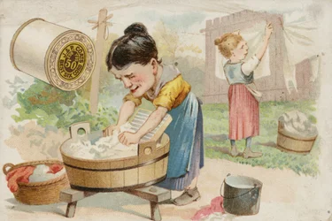 Femmes lavant des vêtements dans le jardin