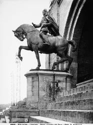 Statue équestre de Benito Mussolini ; jusqu