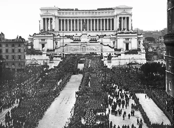 Célébration fasciste commémorant le Soldat Inconnu à l