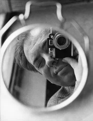 Ando Gilardi, autoportrait, vers 1957 (photo n/b)