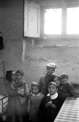 CROTONE - ENFANTS DANS UNE MAISON EN SOUS-SOL,