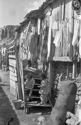 CROTONE - ENFANTS DANS LES ESCALIERS,