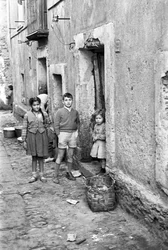 CROTONE - ENFANTS DANS LA RUE