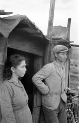 CROTONE - COUPLE SUR LA PORTE DE LA MAISON