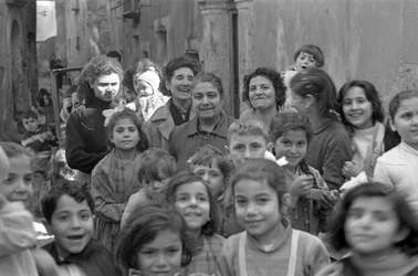 CROTONE - PHOTO DE GROUPE AVEC FEMMES ET ENFANTS